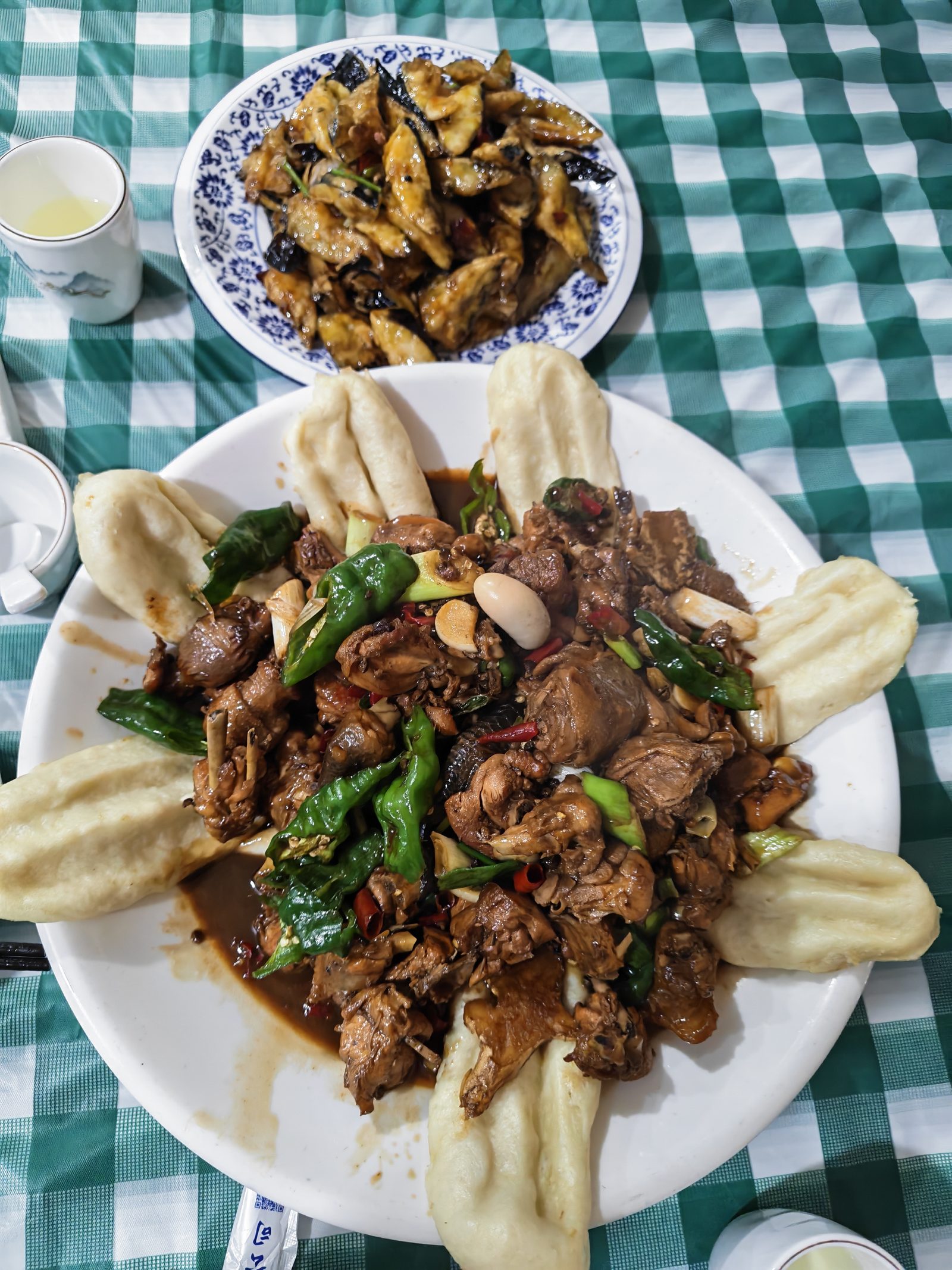 向民炒鸡:炒鸡、小饼和风味茄子